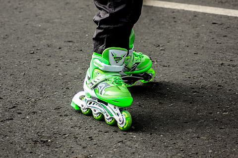 laten we spelen, persoon, gebruik makend van, groen, skeelers, rolschaats, rollerblade, bestrating, rolschaatser, sport, activiteit, inline skate, Neon groen, lage sectie, een persoon, schoen, menselijk been, menselijk lichaamsdeel, echte mensen, lichaamsdeel, dag, groene kleur, vrijetijdsbesteding, balans, levensstijlen, onherkenbaar persoon, staand, bekwaamheid, buitenshuis, beweging, hoge hoekmening, menselijke voet, menselijke ledemaat, 5K, CC0, publiek domein, royaltyvrij