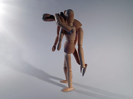 Erste Hilfe, sparen, Bär, Hilfe, Puppe, hölzerne Puppe, Zahl, Darstellung, drinnen, menschliche Darstellung, Figur, Schatten, Kunst und Handwerk, Kreativität, Studioaufnahme, weißer Hintergrund, keine Leute, surreal, bizarr, Holz - Material, Stillleben, Mannequin, männliche Ähnlichkeit, in voller Länge, Wandbau - Funktion, 2K, CC0, gemeinfrei, lizenzfrei