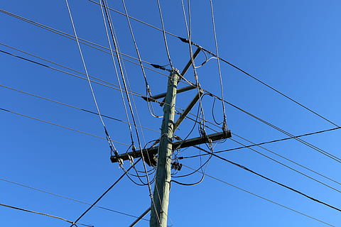 éclairage public, intersection, rue, lumière, ville, Urbain, lampe, bleu, route, architecture, conception, électricité, ciel, électrique, lampadaire, Couleur, équipement, ciel bleu, éclairage, le coucher du soleil, après midi, de plein air, la nature, paysage, scénique, Naturel, lumière du soleil, ensoleillement, environnement, ligne électrique, câble, pylône électrique, pôle, La technologie, la communication, production de carburant et d'électricité, source de courant, Puissance, la tour, industrie, énergie, lien, faible angle de vue, ciel clair, personne, complexité, journée, en plein air, matériel d'éclairage, équipement électrique, le chaos, emmêlé, ligne téléphonique, 5K, CC0, domaine public, libre de droits