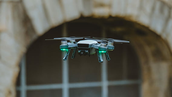 selectivo, foto de enfoque, negro, quadcopter, volador, verde, drone quadcopter, zumbido, cámara, tecnología, equipo, ventana, enfoque selectivo, nadie, de cerca, adentro, metal, azul, día, centrarse en primer plano, controlar, vista de ángulo bajo, arquitectura, colgando, naturaleza, objeto hecho por el hombre, vigilancia, luz del sol, solo objeto, color turquesa, cromo, 4K, CC0, dominio público, libre de derechos