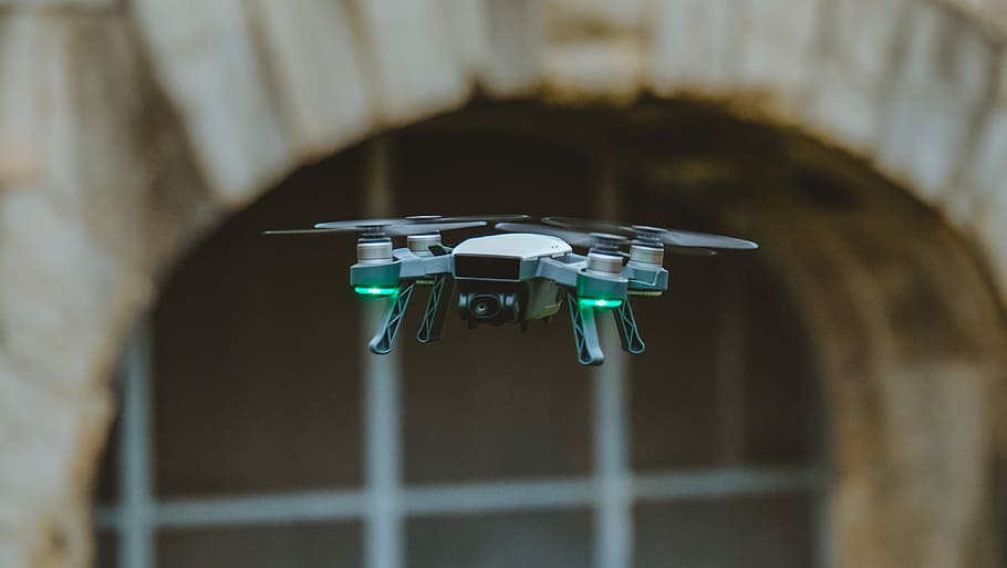 selectiu, foto del focus, negre, quadcopter, volant, verd, drone quadcopter, drone, càmera, tecnologia, equipament, finestra, enfocament selectiu, cap gent, primer pla, a l'interior, metall, blau, dia, centrar-se en primer pla, control, vista d’angle baix, arquitectura, penjant, naturalesa, objectes fets per l’home, vigilància, llum solar, sol objecte, color turquesa, crom, 4K