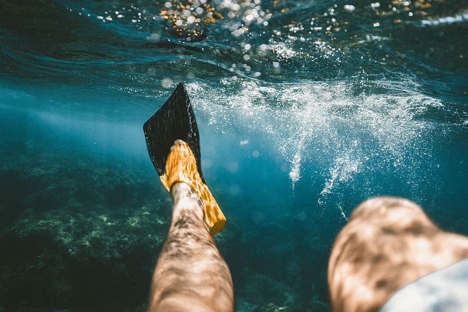 tæt på, Foto, person, dykning, undervands-, iført, sort, gul, svømmefødder, flipper, vand, ben, svømning, dykker, bobler, snorkling, ocean, hav, sol, fod, tropisk, hawaii, maui, ø, øer, Oahu, farverig, menneskelig kropsdel, kropsdel, en person, menneskelige ben, lavt afsnit, natur, herrer, menneskelige fod, livsstil, sport, menneskelig lem, personlige perspektiv, lemmer, voksen, undersøiske, udendørs, undervandsdykker, svømmepøl, 5K