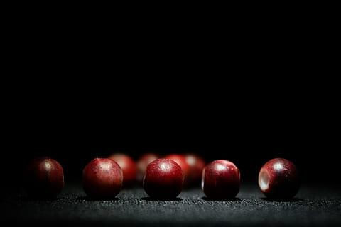 makro, fotografi, sort, mørk, sund kost, mad, frugt, mad og drikke, rød, sort baggrund, velvære, studio skud, friskhed, gruppe af objekter, indendørs, æble - frugt, kopiere plads, i en række, ingen mennesker, tæt på, kirsebær, moden, bærfrugt, tranebær, 5K, CC0, offentligt domæne, royaltyfrie