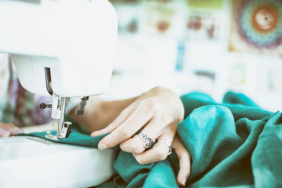 Person, die näht, Grün, Textil-, mit, Weiß, elektrisch, Nähmaschine, selektiv, fokus fotografie, Person Nähen, Hand, Material, Arbeiten, Kunst, Nähen, Erwachsene, menschliches Körperteil, eine Person, menschliche Hand, Mode, drinnen, Körperteil, Nahansicht, Frau, Fertigkeit, Schneider, Kreativität, Fokus auf den Vordergrund, Besetzung, Ausrüstung, Design-Profi, Finger, Herstellungsausrüstung, Luxus, 5K