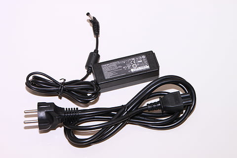 adaptador, negro, electrónica, ion, el plastico, poder, prestigio, suministro, editorial, tecnología, foto de estudio, Fondo blanco, conexión, cable, de color negro, adentro, comunicación, separar, nadie, de cerca, teléfono, cable de computadora, tecnología inalámbrica, texto, cultura de las artes y entretenimiento, música, equipo, cable USB, negocio, 4K, CC0, dominio público, libre de derechos