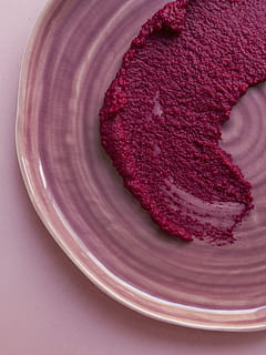 pastisseria al forn, vermell, enganxar, ceràmica, placa, hummus, remolatxa, rosa, fons, menjar, primer pla, hummu, cuina d’ocells, menjar + beguda, color rosa, menjar i beguda, a l'interior, frescor, cap gent, natura morta, tir de l'estudi, indulgència, porpra, directament a sobre, equipament per a la llar, menjar poc saludable, tall, benestar, vista d’angle alt, vaixella, 4K, CC0, domini públic, lliure de regalies
