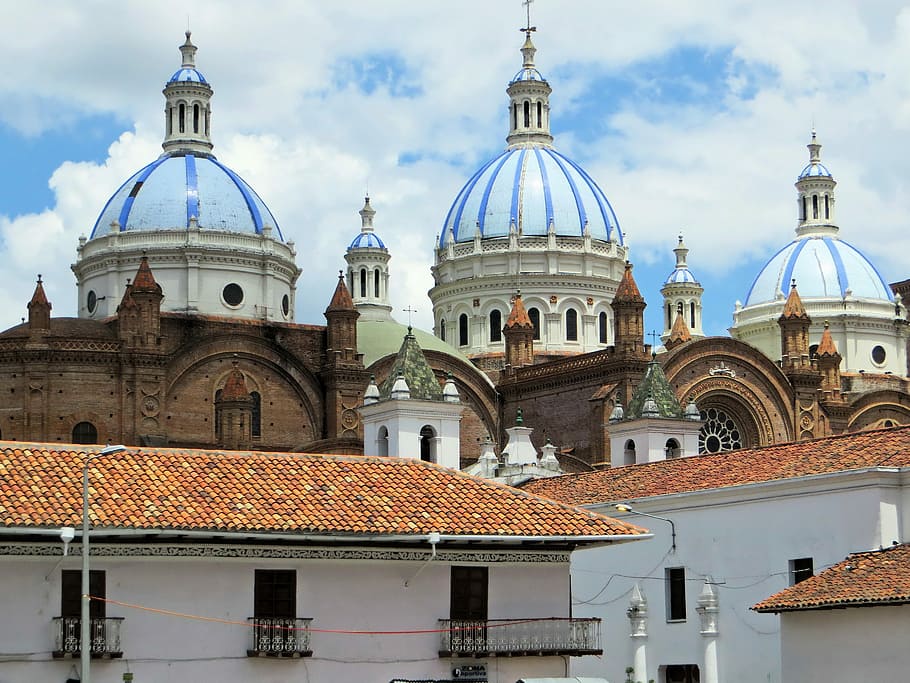 blau, blanc, catedral, ecuador, cuenca, catedral, cúpula, cuenca, arquitectura, religió, monument, lloc de culte, espiritualitat, estructura construïda, exterior de l'edifici, creença, edifici, cel, naturalesa, dia, viatjar, destinacions de viatge, núvol - cel, turisme, cap gent, a l'aire lliure, fletxa, 2K