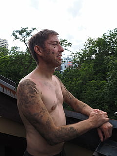 Mann, menneskelig, skitten, skitt, søle, slush run, mudiator, leirekamp, overkroppen, person, menn, muskuløs bygge, skjorteløs, utendørs, én person, hanner, tre, anlegg, unge menn, ekte folk, livsstil, ung voksen, tatovering, natur, ser bort, stående, himmel, dag, ser, fritidsaktivitet, fra livet opp, arkitektur, 4K, CC0, offentlig domene, opphavsrett gratis