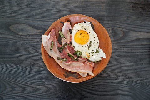 bacon, æg, skål, morgenmad, plade, mad, måltid, stegt, bord, rustik, mad og drikke, sund kost, klar til at spise, friskhed, direkte over, stegt æg, velvære, indendørs, træ - materiale, stilleben, høj vinkel visning, ingen mennesker, portionsstørrelse, tæt på, æggeblomme, solrig side op, fristelse, 5K, CC0, offentligt domæne, royaltyfrie