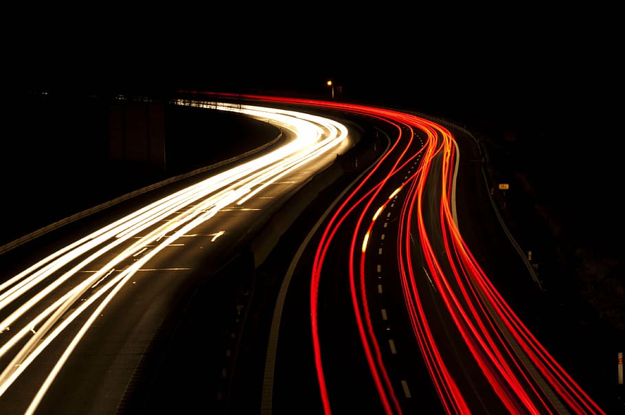 strada, auto, luci, lunga esposizione, colpo notturno, sentiero leggero, illuminato, velocità, movimento, notte, rosso, traffico, autostrada, fanale posteriore, movimento sfocato, città, curva, mezzi di trasporto, faro, nessuno, modo di trasporto, vita di città, autostrada a più corsie, all'aperto, luce del veicolo, 4K