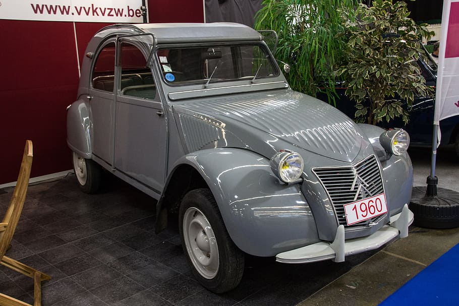 oldtimer, 2 p, citroen, cotxe, manera de transport, transport, automòbil, vehicle terrestre, estacionari, arquitectura, dia, text, planta, ciutat, camió, cap gent, carrer, vehicle comercial terrestre, a l'aire lliure, exterior de l'edifici, camioneta, estructura construïda, comunicació, garatge, 2K
