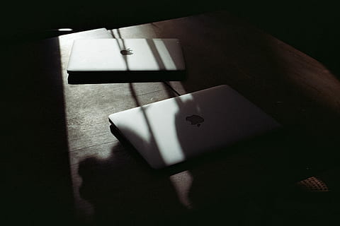 dva, stříbrné macbooks, stůl, bílý, macbooks, hnědý, laptop, počítač, stín, světlo, pracovního prostoru, temný, večer, tech, technologie, jablko, domácí práce, lavice, pracovní, macbook, uvnitř, nikdo, detail, slunečního světla, koupelna, toaletní papír, den, papír, hygiena, stálý život, držák toaletního papíru, okno, závěsný, Příroda, vězení, 2K, CC0, veřejná doména, bez autorských práv