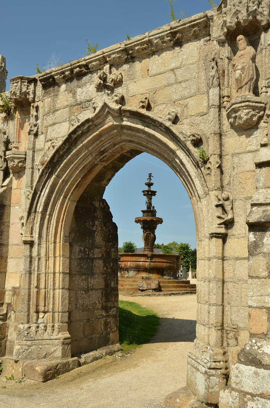 port, arc, paret, pedra, vista, Font, escultura, història, decoració, enclos paroissial, bretaña, França, arquitectura, el passat, estructura construïda, exterior de l'edifici, dia, cel, destinacions de viatge, naturalesa, viatjar, cap gent, antic, llum solar, religió, turisme, estàtua, edifici, vell, a l'aire lliure, columna arquitectònica, civilització antiga, arruïnat, 4K