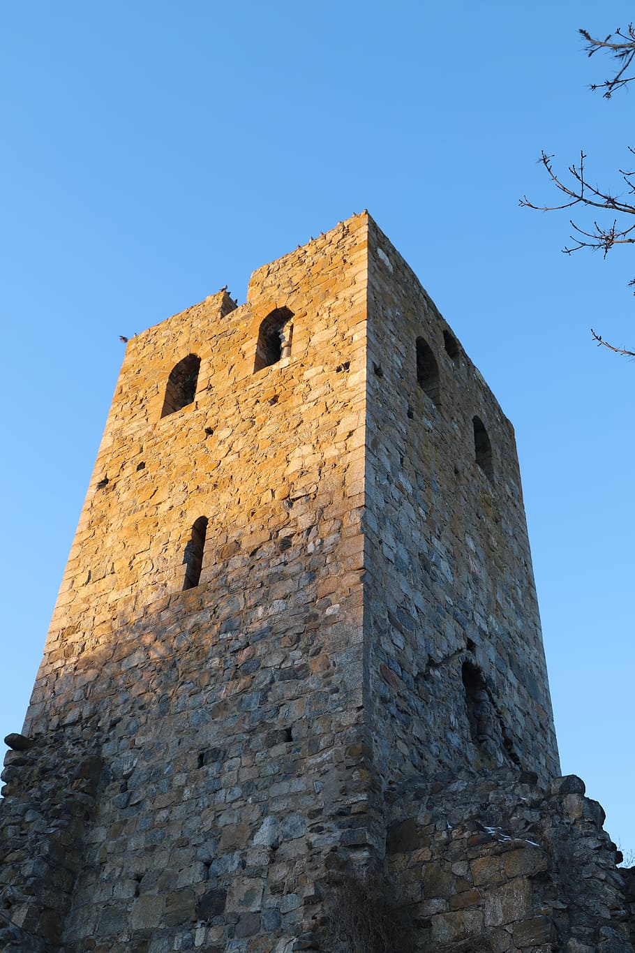 architettura, Torre, tutti, vecchio, palazzo, Gotico, himmel, nessuno, all'aperto, costruzione, pietra, parete, punto di riferimento, turismo, fortezza, piccola città, fortificazione, storico, Chiesa, Medioevo, medievale, Sigtuna, Svezia, pezzi per, Inquadratura dal basso, cielo, storia, il passato, struttura costruita, cielo sereno, blu, esterno dell'edificio, natura, giorno, antico, forte, destinazioni di viaggio, solido, antica civiltà, rovinato, 5K