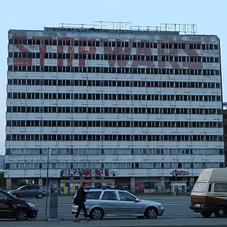 sustabdyti karus, buvo, sustabdyti, karas, dangoraižis, ambasada, berlin, alexanderplatz, urbanart, pranešimą, jokio karo, automobilis, motorinė transporto priemonė, pastato išorė, architektūra, miestas, transporto būdas, pastatyta struktūra, transportavimas, sausumos transporto priemonė, gatvė, pastatas, dangus, gyvenamasis rajonas, kelias, dieną, pobūdį, atsitiktinių žmonių, lauke, miesto gyvenimas, vieta, butas, 2K, CC0, Viešasis domenas, nemokamai