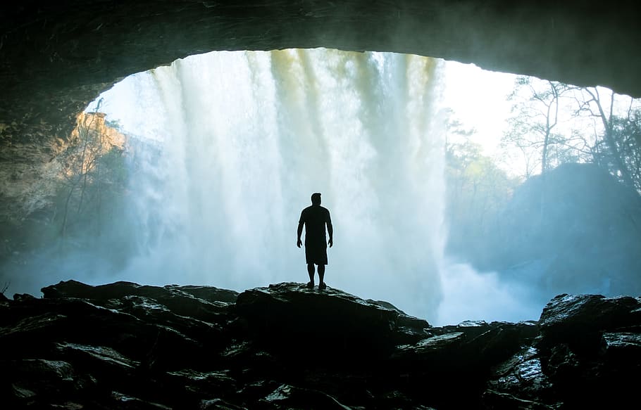home, de peu, rock, cova, silueta, endins, cova de la cascada, travessant, bama, naturalesa, aventura, gent, bosc, senderisme, homes, a l'aire lliure, muntanya, paisatge, boira, una persona, caminar, escenics, longitud completa, dia, adult, activitat d'oci, persones reals, rock - object, escenics - natura, vista del darrere, estils de vida, vacances, bellesa a la natura, sòlid, festa, viatge, cascada, aigua que flueix, mirant la vista, 4K