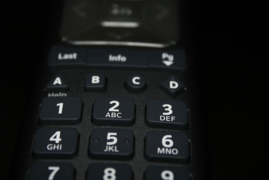 remot, control, televisió, negre, números, tecnologia, nombre, comunicació, ordinador, primer pla, connexió, tecnologia sense fils, text, a l'interior, cap gent, carta, enfocament selectiu, teclat, equips informàtics, telèfon, guió occidental, calculadora, signe més, alfabet, color negre, polsador, fons negre, 5K