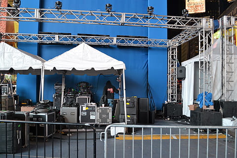 dos, blanco, gris, sombrillas carpas, entre bastidores, manhattan, actuación, escenario, equipo, altavoces, micrófonos, etapa de sonido, hombre sano, equipo de sonido, presentación, espectáculo, Nueva York, audio profesional, ingeniería de audio, ingeniero de audio, técnico, sonar, música, audio, entretenimiento, evento, concierto, musical, ligero, vivir, micrófono, tecnología, medios de comunicación, comunicación, estudio, moderno, profesional, diseño, volumen, rock, instrumento, tienda, pabellón, puertas, ensamblado, luces de escenario, luz estroboscópica, destacar, electrónico, negro, metal, músico, eléctrico, mermelada, blues, rock and roll, concierto de rap, concierto de jazz, r b, concierto de hip hop, concierto campestre, concierto de rock clásico, trabajando duro, Hobby, estructura construida, arquitectura, exterior del edificio, día, al aire libre, asiento, mesa, azul, nadie, barandilla, silla, edificio, negocio, naturaleza, ciudad, colgando, luz del sol, textil, 4K, CC0, dominio público, libre de derechos
