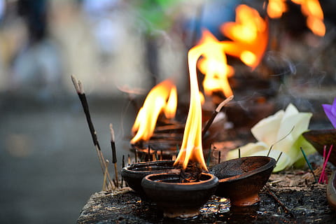 lampe, lys, tempel, brænding, ild, flamme, varme - temperatur, brand - naturligt fænomen, natur, spiritualitet, tro, religion, fokus på forgrunden, sted for tilbedelse, røgelse, ingen mennesker, røg - fysisk struktur, tæt på, glødende, udendørs, dag, bål, religiøst udstyr, 5K, CC0, offentligt domæne, royaltyfrie