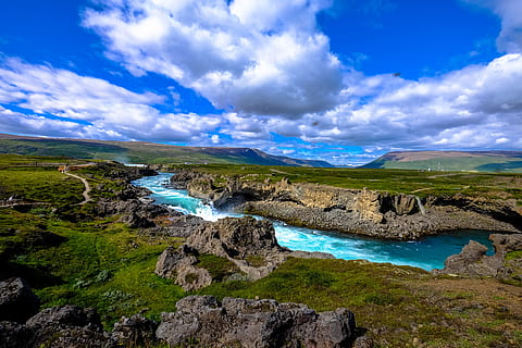 paisatge, naturalesa, cel, aigua, núvols, la llum del dia, herba, a l'aire lliure, riu, roques, escènic, onades, escenics - natura, núvol - cel, bellesa a la natura, escena tranquil·la, medi ambient, tranquil·litat, rock, escena no urbana, rock - object, sòlid, terra, idíl·lic, planta, dia, cap gent, aigua que flueix, 4K, CC0, domini públic, lliure de regalies