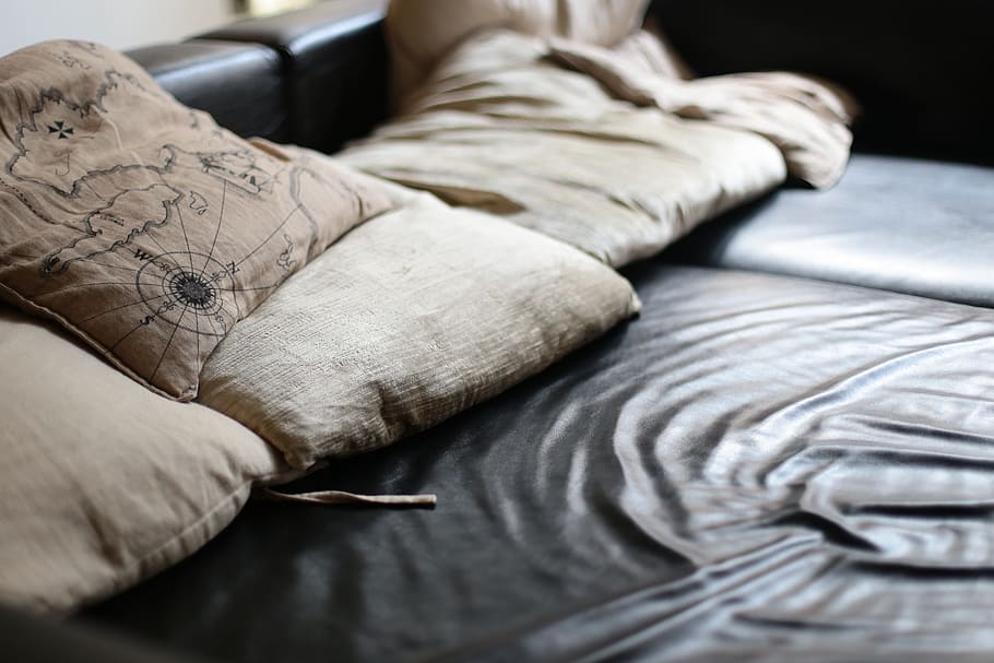 quadrat, beix, llançar, coixins, negre, llit, mobles, sofà, cuir, roba de llit, interior, còmode, suau, seient, modern, estil, relaxació, ningú, casa, vivent, decoratiu, descans, elegància, art i artesania, creativitat, part del cos humà, a l'interior, tatuatge, habitació domèstica, primer pla, enfocament selectiu, patró, gent, mà humana, disseny, adult, mà, part del cos, artesania, 5K