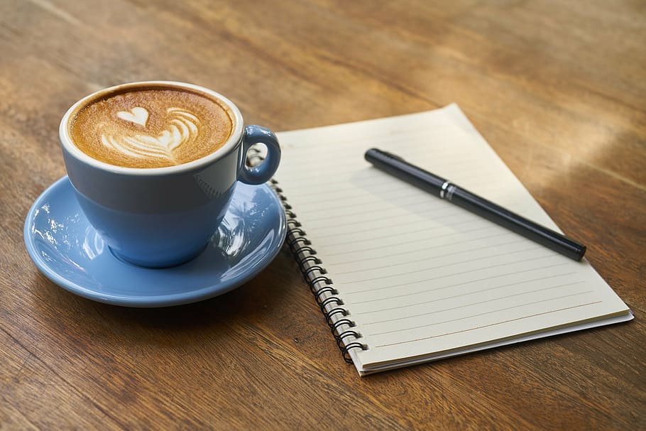 negre, blanc, electrònica, dispositiu, tassa, espresso, plat, al costat, nota espiral, cafè, bolígraf, quadern, treballar, llibre, cafeïna, foto de menjar, tassa de cafè, cappuccino, bon dia, al matí, despertar, begudes, foto, curs, el treball, fotografia, blau, escriure, fons, menjar, cafeteria, llegir, marró, taula, macro, taulers de fibra de fusta, estil de vida saludable, detall, vidre, cafè - beguda, beure, refresc, menjar i beguda, cap gent, bloc de notes, vaixella, natura morta, beguda espumosa, a l'interior, beguda calenta, publicació, material de fusta, latte, begudes sense alcohol, 8K