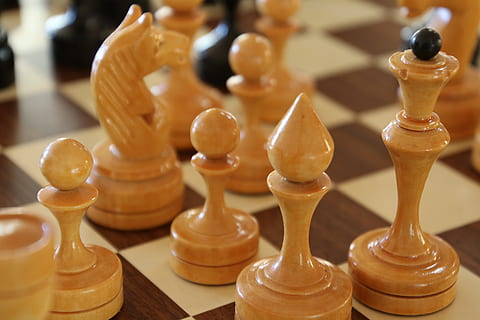peça d’escacs marró, escacs, coincidir, guanyar, perdre, dual, guerra, rei, reina, joc de taula, joc, Una peça d'escacs, jocs d’oci, relaxació, estratègia, Tauler d'escacs, primer pla, a l'interior, material de fusta, cultura i entreteniment artístic, cap gent, activitat d'oci, gran grup d'objectes, centrar-se en primer pla, peó - peça d’escacs, negocis, marró, natura morta, cavaller - peça d’escacs, rei - escacs, reina - peça d 'escacs, 5K, CC0, domini públic, lliure de regalies