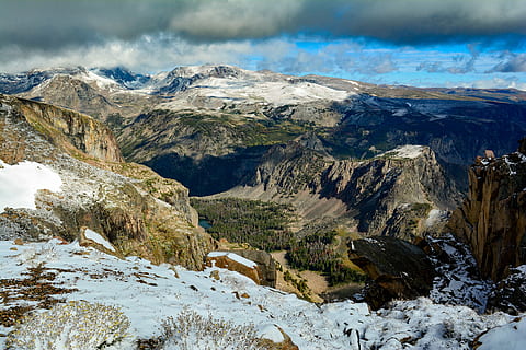 bergskedja, snölock, blå, himmel, snötäckt, berg, molnig, highlands, molniga dagar, vinter-, snö, skog, sten, stenar, kall temperatur, miljö, scenics - natur, skönhet i naturen, snötäckt berg, landskap, moln - himmel, natur, landa, resa, icke-urbana scenen, lugn, rock-objekt, vandring, utomhus, bergstopp, is, tall, tallskog, barrträd, 5K, CC0, offentligt domän, royaltyfria