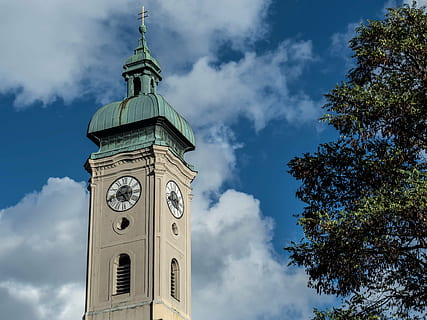 Torre, plaza, Monaco, torre di eclissi, cultura, nuvole, architettura, orologio, posto famoso, Chiesa, cielo, nuvola - cielo, struttura costruita, esterno dell'edificio, Torre dell'orologio, Inquadratura dal basso, costruzione, tempo, natura, albero, nessuno, il passato, storia, pianta, destinazioni di viaggio, giorno, alto - alto, quadrante, mano minuta, guglia, 4K, CC0, dominio pubblico, privo di copyright