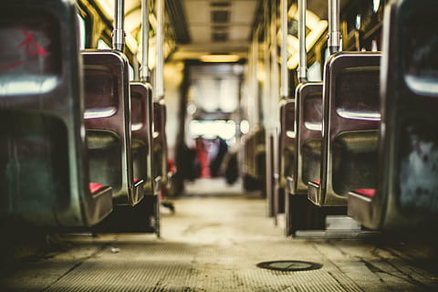 tilt-shift objektiv foto, transportkøretøj, bus, tog, undergrundsbane, inde, sæder, offentlig, transportere, rejse, køretøj, Trafik, metro, tom, etage, håndlister, stænger, by, transportmidler, transportform, offentlig transport, jernbanetransport, køretøj interiør, tog - køretøj, bilsæde, metrostationen, sæde, indendørs, tilfældige mennesker, passager, selektiv fokusering, belyst, passagertog, pendler, arkitektur, 5K, CC0, offentligt domæne, royaltyfrie