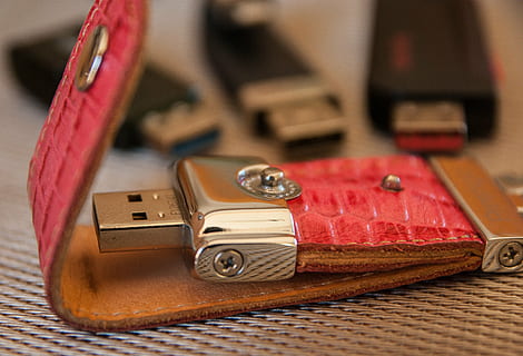 detailní, fotografie, Červené, šedá, usb flash disk, usb klíč, Paměť, počítač, digitální, nikdo, uvnitř, zlaté barvy, dřevo - materiál, studio shot, detail, stůl, kůže, zaměřit se na popředí, variace, antický, kov, stálý život, hnědý, selektivní zaměření, skupina objektů, 2K, CC0, veřejná doména, bez autorských práv