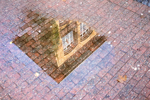 mur brique brune, en miroir, flaque, bâtiment, architecture, pluie, eau, humide, il pleut, reflets, pavés, brique, miroir de pluie, école, Darmstadt, ville, extérieur du bâtiment, structure construite, rue, journée, personne, vue grand angle, en plein air, extérieur d'immeuble de bureaux, mur de briques, inclinaison, mur, réflexion, ciel, la nature, Bureau, gratte ciel, pavé, appartement, 5K, CC0, domaine public, libre de droits