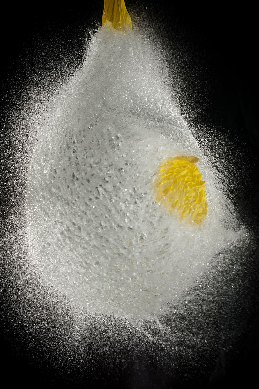 splash, baloon, aigua, explosió, volar, injectar, moviment, tir de l'estudi, groc, fons negre, a l'interior, primer pla, cap gent, menjar i beguda, esquitxades, destrucció, impacte, menjar, Color blanc, farina, esport, sol objecte, pols de talc, poder a la natura, pols, trencament, 4K