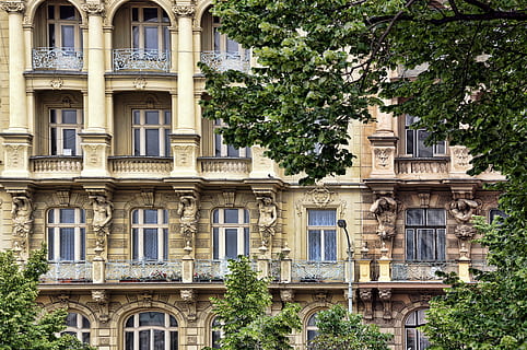 bowever, finestra, praga, timpano, facciata, costruzione, Repubblica Ceca, esterno dell'edificio, architettura, struttura costruita, albero, pianta, quartiere residenziale, città, nessuno, natura, giorno, Inquadratura dal basso, all'aperto, Casa, balcone, crescita, storia, il passato, appartamento, lusso, stile classico, 2K, CC0, dominio pubblico, privo di copyright