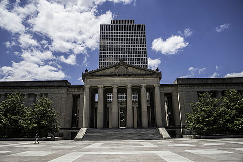 legislativo, costruzione, edificio legislativo, Nashville, architettura, nuvole, cortile, dominio pubblico, cielo, esterno dell'edificio, struttura costruita, Stati Uniti d'America, Università, posto famoso, architettura ed edifici, governo, autorità, nuvola - cielo, natura, luce del sole, giorno, nessuno, destinazioni di viaggio, colonna architettonica, Inquadratura dal basso, città, pianta, albero, storia, il passato, all'aperto, edificio per uffici esterno, palazzo di giustizia, neoclassico, 5K, CC0, dominio pubblico, privo di copyright