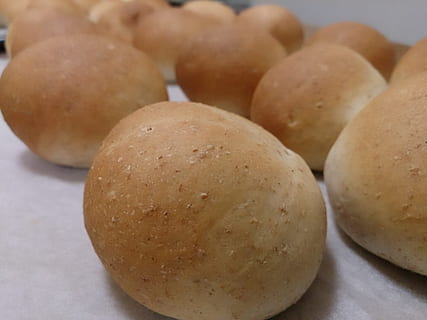 Roggenbrot, gebacken, Brot, frisch gebacken, Lebensmittel, Frische, keine Leute, Essen und Trinken, Nahansicht, drinnen, Stillleben, Wohlbefinden, Fokus auf den Vordergrund, gesundes Essen, Kartoffel, braun, fertig für den Verzehr, Tabelle, Rohkost, Gemüse, Gruppe von Objekten, Snack, Genuss, Versuchung, 4K, CC0, gemeinfrei, lizenzfrei