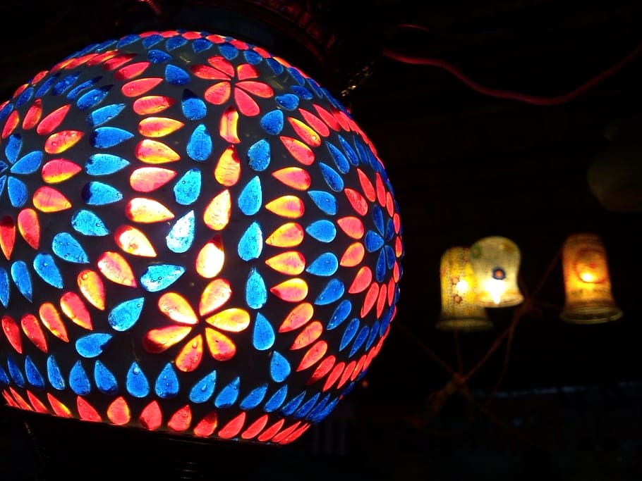Sanat, ışıklar, gece, karanlık, soyut, arka ışık, güzel, parlak, kutlama, Noel süsleri, Noel ışıkları, renkli, dekorasyonlar, dizayn, elektrik ışığı, enerji, Festival, bardak, grafik, el sanatı, el yapımı, ev içi, aydınlatılmış, örnekleme, temelsiz, iç dekorasyon, iç dizayn, abajur, ışık ve gölge, ışıklı, ışıldama, yuvarlamak, şekil, aydınlatma ekipmanı, çok renkli, Desen, insansız, Fener, parıltılı, dekorasyon, kapatmak, içeriye, ön plana odaklanmak, Sanat ve zanaat, yaratıcılık, asılı, düşük açılı görünüş, elektrik, ışık, elektrik lambası, 2K