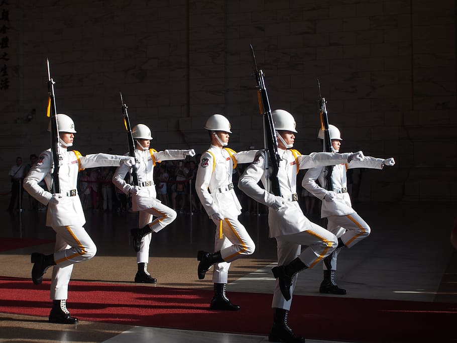 pas d’oca, consistència, poderós, forces Armades, militar, uniforme, exèrcit, arma, guarda d'honor, guerra, rifle, homes, gent, EUA, pistola, longitud completa, rendiment, adult, adult jove, confiança, només adults, roba, grup de persones, Color blanc, persones reals, ocupació, arquitectura, grup, esdeveniment d’arts escèniques, cultura i entreteniment artístic, a l'aire lliure, representació, grup mitjà de persones, dia, celebració, 4K
