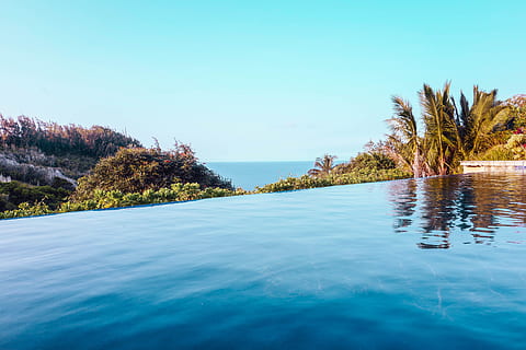 Infinity-Pool, neben, Bäume, tagsüber, Foto, Pool neben einer Klippe, Autobahn, Ozean, Schwimmbad, blauer Himmel, Reflexion, Urlaub, Natur, Wasser, Blau, Baum, szenen, Landschaft, See, draußen, Himmel, Sommer-, keine Leute, Schönheit in der Natur, ruhige Szene, Urlaube, Wald, Farbbild, Pflanze, Ruhe, Szenen - Natur, Ufergegend, kopieren sie platz, klarer Himmel, Tag, idyllisch, Meer, türkisfarben, 4K, CC0, gemeinfrei, lizenzfrei