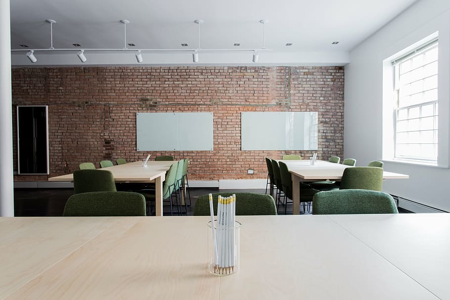 blanc, bolígrafs, taula, maons, cadires, aula, buit, oficina, habitació, taules, paret, cadira, a l'interior, seient, mobles, cadira d'oficina, modern, cap gent, arquitectura, sala d'estar, absència, arranjament, finestra, sòls, paret de maó, habitació domèstica, maó, funció de construcció de parets, equipament per a la llar, luxe, configuració, 5K