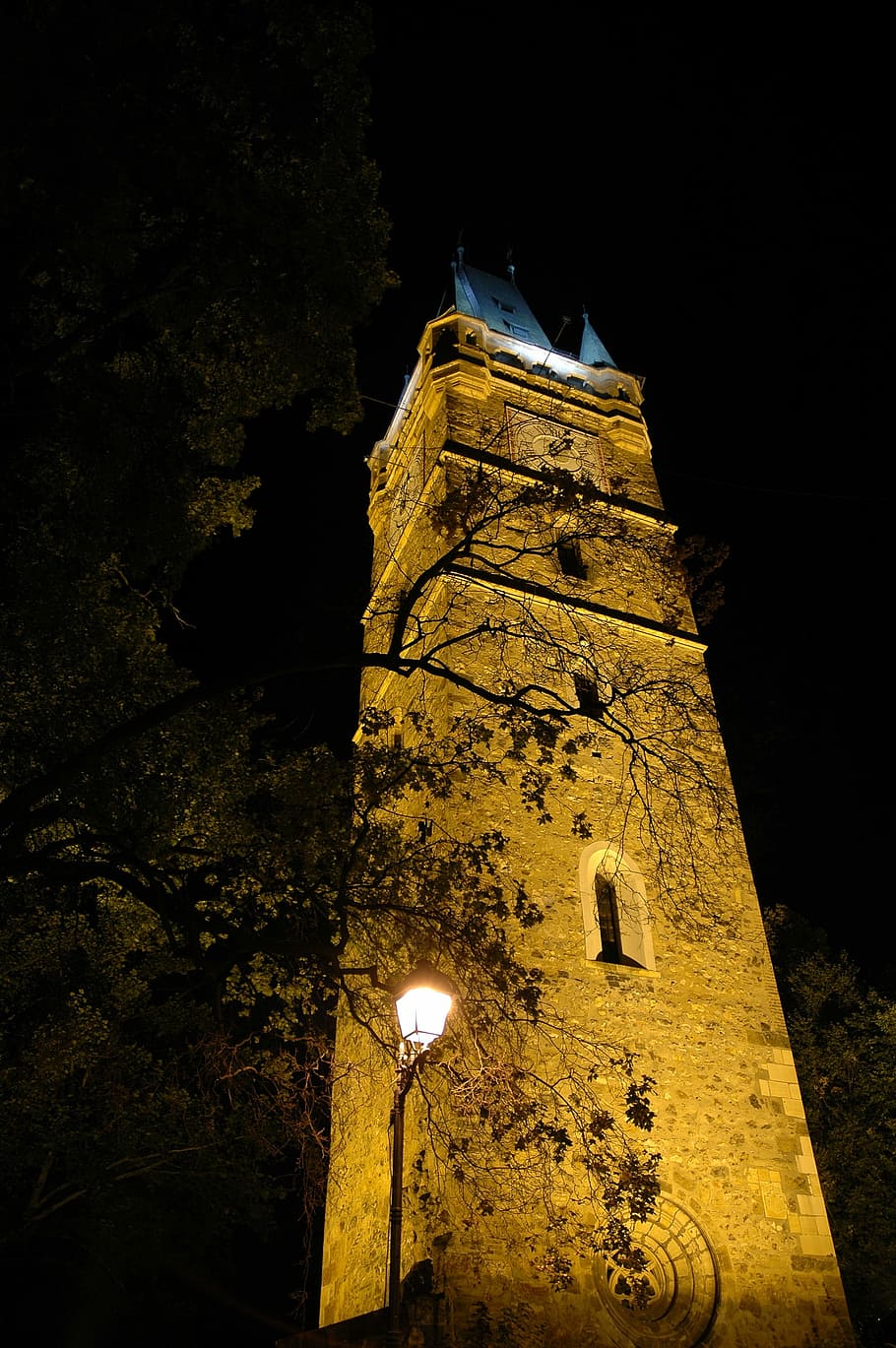 architettura, torre, edificio, struttura, Torre, costruzione, medievale, storia, muratura di pietra, notte, illuminato, nessuno, struttura costruita, lampadina, Inquadratura dal basso, esterno dell'edificio, attrezzatura per l'illuminazione, religione, cielo, natura, credenza, luogo di culto, spiritualità, il passato, all'aperto, elettricità, muro di pietra, 2K