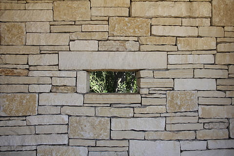 rectangular, paret de maó de forat, forat, paret de maó, roques, paret, fons, arquitectura, pedra, superfície, disseny, textura, paret de pedra, estructura, cap gent, dia, estructura construïda, primer pla, funció de construcció de parets, planta, maó, a l'aire lliure, naturalesa, patró, finestra, sòlid, marc complet, creixement, exterior de l'edifici, material de pedra, arruïnat, 1080P, CC0, domini públic, lliure de regalies