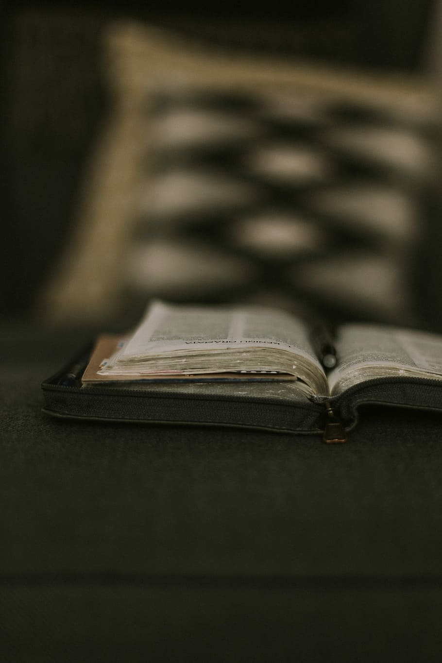 obert, llibre, gris, coixinet, selectiu, focalitzar la fotografia, bíblia, taula, relaxa't, aprendre, pàgines, estudiar, coixí, literatura, religió, fe, temps tranquil, devoció, llegir, publicació, enfocament selectiu, a l'interior, primer pla, cap gent, educació, aprenentatge, pàgina, saviesa, natura morta, còpia espai, paper, material de fusta, vell, creença, bloc de notes, llibre de tapa dura, 4K
