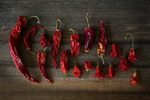chiles calents, xilis secs, Xile, sec, vegetals, espècia, fusta, menjar i beguda, menjar, alimentació saludable, frescor, material de fusta, vermell, benestar, directament a sobre, natura morta, a l'interior, tir de l'estudi, ingredient, pebrot picant, pebre, Xile vermell, cap gent, vista d’angle alt, estil de vida saludable, taula, antioxidant, orgànic, menjar vegetarià, gra de fusta, madur, 2K, CC0, domini públic, lliure de regalies