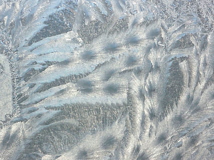 Frost, Fenster, Muster, Winter, kalt, Winter-Muster, Muster am Fenster, Eisblume, schön, Schönheit, Vollbild, Schnee, kalte Temperatur, Hintergründe, keine Leute, Tag, Natur, gefroren, High Angle View, Umgebung, Schönheit in der Natur, draußen, weiße Farbe, natürliches Muster, Landschaft, Land, Eis, Reinheit, 2K, CC0, gemeinfrei, lizenzfrei