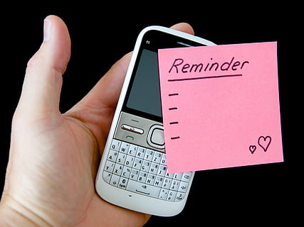 main, mobile, Remarque, liste, ambassade, message, Mémoire, main humaine, partie du corps humain, la communication, en portant, une personne, texte, à l'intérieur, La technologie, Technologie sans fil, fermer, doigt humain, doigt, prise de vue en studio, papier, écriture occidentale, couleur rose, affaires, partie du corps, fond noir, 4K, CC0, domaine public, libre de droits