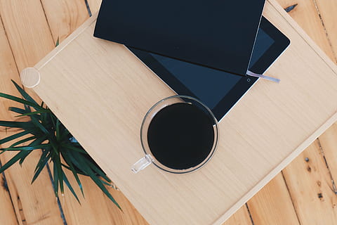tazza di vetro, tavolo, mobilia, oggetti, tavoletta, pc, tazza, bicchiere, caffè, tè, nero, bere, bevanda, in vaso, pianta, libro, taccuino, interno, design, casa, arredamento, vivente, pavimento, legna, stile di vita, pannelli, tavole, vista dall'alto, legno - materiale, caffè - bevanda, rinfresco, cibo e bevande, direttamente sopra, in casa, nessuno, boccale, tazza di caffè, natura morta, Marrone, caffè nero, pavimento in legno, pavimentazione, venatura del legno, 4K, CC0, dominio pubblico, privo di copyright