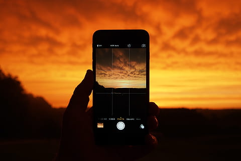 foto di silhouette, arancia, cielo, d'oro, ora, schiocco, clic, telaio, comporre, foto, fotografia, immagine, fare foto, sorriso, sorridere, formaggio, Telefono, dispositivo, androide, ios, pollice, modello di mano, tramonto, fuoco, orizzonte, bianca, cartello, mano, donna, gesto, icona, moderno, dito, snapping, tecnologia, simbolo, femmina, attività commerciale, telecamera, pulsante, digitale, tiro, Spingere, web, istantanea, lente, giovane, signora, contento, temi fotografici, smart phone, tecnologia wireless, dispositivo di informazione portatile, Fotografare, schermo, detenzione, cellulare, comunicazione, attività, mano umana, colore arancione, macchina fotografica - attrezzatura fotografica, messaggistica fotografica, natura, una persona, connessione, all'aperto, schermo a cristalli liquidi, 4K, CC0, dominio pubblico, privo di copyright