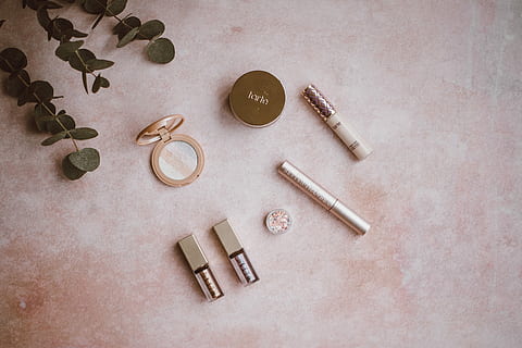 assortito, kit del make up, impostato, grigio, superficie, cosmetici assortiti da donna, flatlay, trucco, compatto, specchio, fogliame, in casa, vista dall'alto, nessuno, grande gruppo di oggetti, scelta, moneta, variazione, natura morta, testo, attività commerciale, finanza, abbondanza, metallo, tavolo, girato in studio, sceneggiatura occidentale, comunicazione, cibo, cibo e bevande, 4K, CC0, dominio pubblico, privo di copyright
