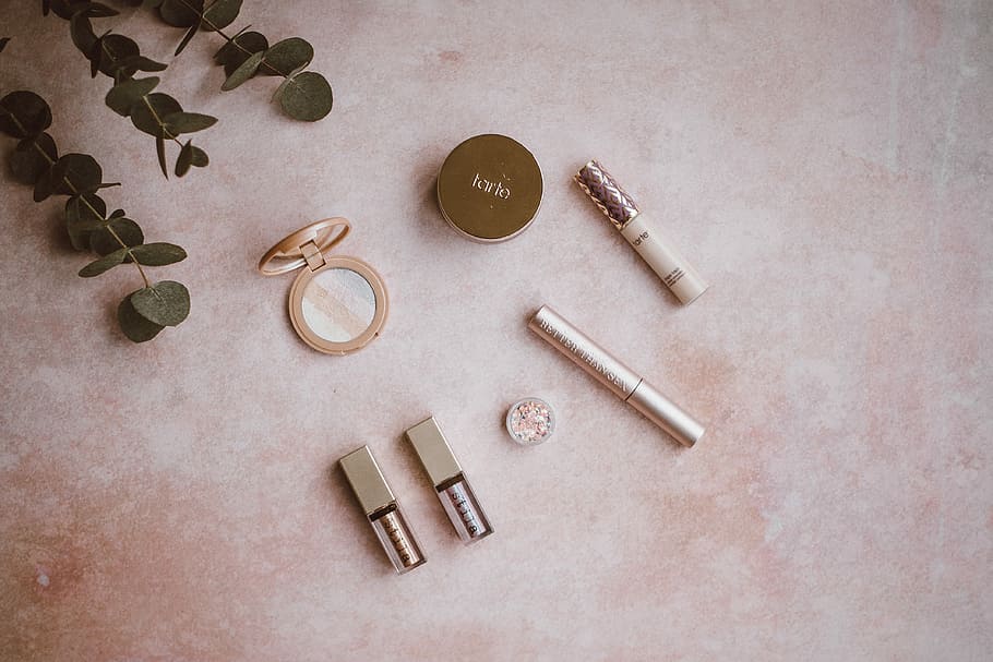 assortit, kit de maquillatge, conjunt, gris, superfície, cosmètics assortits de dones, flatlay, maquillatge, compacte, mirall, fullatge, a l'interior, vista d’angle alt, cap gent, gran grup d'objectes, elecció, moneda, variació, natura morta, text, negocis, Finances, abundància, metall, taula, tir de l'estudi, guió occidental, comunicació, menjar, menjar i beguda, 4K
